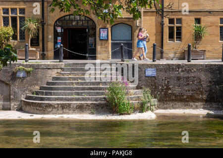 Faible niveau d'eau dans la rivière Avon après des semaines de pluie peu ou pas, Salisbury, Wiltshire, Royaume-Uni, juillet 2018. Banque D'Images