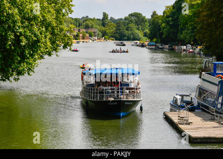 Oxford, Oxfordshire, UK. 24 juillet 2018. Météo britannique. La Tamise à Oxford par une chaude journée ensoleillée. Crédit photo : Graham Hunt/Alamy Live News Banque D'Images