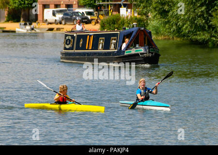 Oxford, Oxfordshire, UK. 24 juillet 2018. Météo britannique. Bénéficiant d'une pagaie de kayak le long de la Tamise à Oxford par une chaude journée ensoleillée. Crédit photo : Graham Hunt/Alamy Live News Banque D'Images