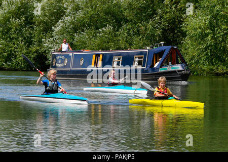 Oxford, Oxfordshire, UK. 24 juillet 2018. Météo britannique. Bénéficiant d'une pagaie de kayak le long de la Tamise à Oxford par une chaude journée ensoleillée. Crédit photo : Graham Hunt/Alamy Live News Banque D'Images