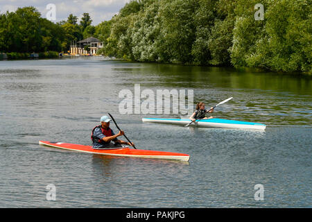 Oxford, Oxfordshire, UK. 24 juillet 2018. Météo britannique. Bénéficiant d'une pagaie de kayak le long de la Tamise à Oxford par une chaude journée ensoleillée. Crédit photo : Graham Hunt/Alamy Live News Banque D'Images