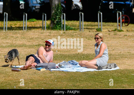 Oxford, Oxfordshire, UK. 24 juillet 2018. Météo britannique. Les gens de soleil près de la Tamise à Oxford par une chaude journée ensoleillée. Crédit photo : Graham Hunt/Alamy Live News Banque D'Images