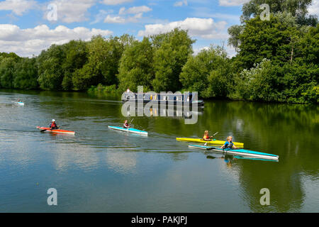 Oxford, Oxfordshire, UK. 24 juillet 2018. Météo britannique. Bénéficiant d'une pagaie de kayak le long de la Tamise à Oxford par une chaude journée ensoleillée. Crédit photo : Graham Hunt/Alamy Live News Banque D'Images