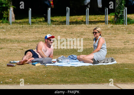 Oxford, Oxfordshire, UK. 24 juillet 2018. Météo britannique. Les gens de soleil près de la Tamise à Oxford par une chaude journée ensoleillée. Crédit photo : Graham Hunt/Alamy Live News Banque D'Images