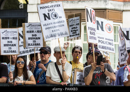 Londres, Royaume-Uni. 24 juillet, 2018. Les membres de la communauté du quartier chinois de protestation devant le ministère de l'Intérieur contre le comportement de l'immigration et les agents de police pendant et à la suite d'un raid sur un restaurant dans le quartier chinois le 5 juillet 2018. Les entreprises dans le quartier chinois ont également été fermés aujourd'hui pour cinq heures de grève générale. Credit : Mark Kerrison/Alamy Live News Banque D'Images