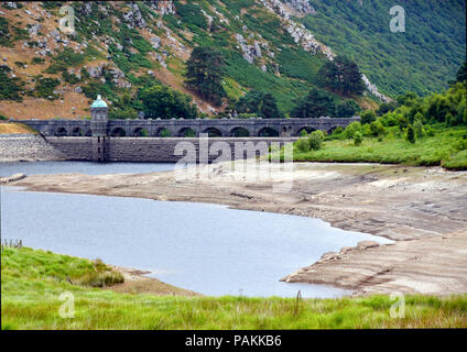 Penygarreg reservoir, Elan Valley, Pays de Galles, Royaume-Uni. 24 Juky, 2018. Craig Gogh réservoir et barrage, Elan Valley, Pays de Galles, Royaume-Uni. Les conditions de sécheresse laisse très faible niveau d'eau dans le réservoir. Credit : Supated/Alamy Live News Banque D'Images