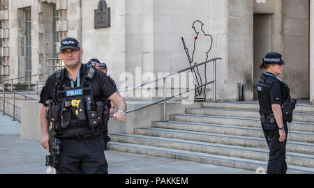 London,UK. 24 juillet 2018. La police armée à l'extérieur du Ministère de la défense avec la silhouette d'un World War One Tommy avec un simple pavot rouge dans le centre de Londres, dans le cadre d'un projet 'Rappeler'. Crédit : David Rowe/Alamy Live News Banque D'Images