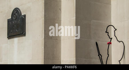 London,UK. 24 juillet 2018. La silhouette d'un World War One Tommy avec un simple pavot rouge au ministère de la défense dans le centre de Londres, dans le cadre d'un projet 'Rappeler'. Crédit : David Rowe/Alamy Live News