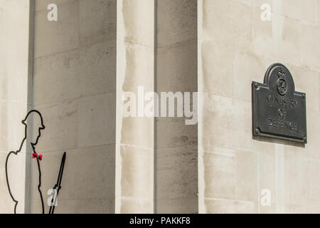 London,UK. 24 juillet 2018. La silhouette d'un World War One Tommy avec un simple pavot rouge au ministère de la défense dans le centre de Londres, dans le cadre d'un projet 'Rappeler'. Crédit : David Rowe/Alamy Live News