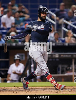Miami, Floride, USA. 23 juillet, 2018. Droit des Atlanta Braves fielder Nick Markakis (22) suit la balle alors qu'il commet dans la huitième manche lors d'un match entre la MLB Atlanta Braves et les Marlins de Miami Marlins au parc, à Miami, en Floride. Les Braves ont remporté 12-1. Mario Houben/CSM/Alamy Live News Banque D'Images
