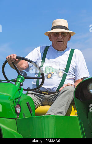 New Milton, Hampshire, Royaume-Uni. 24 juillet 2018. Les foules affluent pour le premier jour de la Nouvelle Forêt & Comté de montrer sur une chaude journée ensoleillée. Le tracteur man ! Credit : Carolyn Jenkins/Alamy Live News Banque D'Images