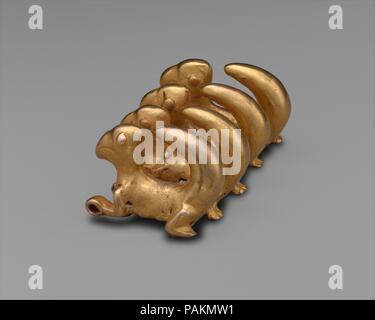 Curly-Tailed Pendentif Animal. Culture : Chiriqui ( ?), style initial. Dimensions : H. 3,18 × 2 × D. W. 3/4 1 1/2 in. (3,2 × 7 × 3,8 cm). Date : A.D. 100-500. Ce pendentif, affecté à la première Style du début du premier millénaire AD, dispose de quatre créatures contigus, leur large queue arquée à leur dos. Este colgante, asignado al estilo Inicial del primer milenio d. C., presenta cuatro seres contiguos anchas arqueadas colas, con sus espaldas sobre.  <b >Plus d'informations </b > Curly-tailed animaux apparaissent sur pendentifs en groupes de deux, quatre ou six, bien que seul les animaux sont plus comm Banque D'Images