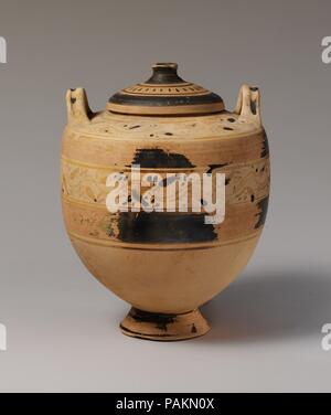 Lebes gamikos en terre cuite (jar) et couvercle. Culture : le grec, l'époque ptolémaïque, crétois. Dimensions : h. avec couvercle 10 1/8 po (25,7 cm) ; d. 8 in. (20,3.cm). Date : fin du iiie siècle avant J.-C.. Les motifs décoratifs sur ce lebes gamikos sont similaires à celles peintes sur la soi-disant Hadra, hydriai dont des exemples sont exposés dans ce cas. Comme l', hydriai lebetes gamikoi ont également été découvertes dans cimetières d'Alexandrie, en particulier la nécropole de Sciatbi, qui a donné plusieurs vases de cette forme, actuellement dans la collection du Musée d'Alexandrie. Musée : Metropolitan Museum of Art, New York, USA Banque D'Images