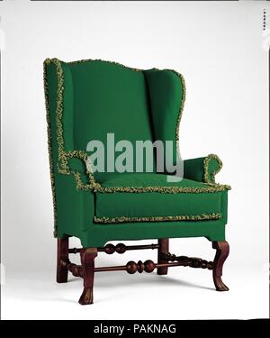 Un fauteuil. Culture : L'Américain. Dimensions : 47 1/2 x 32 3/4 x 20 3/4 in. (120,7 x 83,2 x 52,7 cm). Date : 1730-40. Le Fauteuil entièrement rembourré a été introduit dans les colonies au début du xviiie siècle, avec des premiers modèles issus de Boston. Les textiles étaient coûteux et exige un travail très important de rembourrage, de fauteuils étaient coûteux et, en conséquence, ont été trouvés exclusivement dans des maisons de riches. Ils sont habituellement placés dans le meilleur lit chambre plutôt que le salon, avec un tissu d'ameublement choisi pour correspondre au double pendaisons. Musée : Metropolitan Museum of Art, New York, USA. Banque D'Images