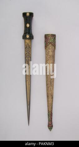 Poignard avec fourreau. Culture : le turc. Dimensions : L. avec fourreau 20 3/4 in. (52,7 cm) ; L. sans manteau 19 1/16 in. (48,4 cm) ; L. de blade 14 5/8 in. (37,1 cm) ; W. 1 7/8 in. (4,8 cm) ; D. 1 1/4 in. (3,2 cm) ; WT.14.3 oz. (405,4 g) ; Wt. de la gaine 9,4 oz (266,5 g). Date : du 19e siècle. Musée : Metropolitan Museum of Art, New York, USA. Banque D'Images