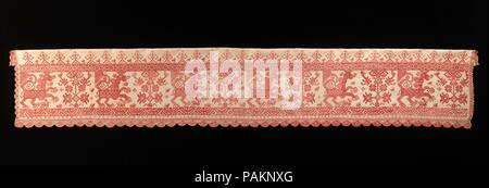 Rideau de lit frontière. Culture : le russe. Dimensions : 83 in. (210,8 cm). Date : début du 19ème siècle. Cet objet est de la collection de Natalia de Shabelsky (1841-1905), un aristocrate russe dans l'obligation de préserver ce qu'elle a perçu comme la fin de l'art folklorique des traditions de son pays d'origine. De nombreux voyages à travers toute la Russie, elle a recueilli de nombreux exemples d'art textile de la riche classe paysanne. Depuis les années 1870 jusqu'à ce déménagement en France en 1902, Shabelsky amassé une importante collection de brodés finement tissé main ménage les textiles et vêtements festival opulent avec de riches déco Banque D'Images