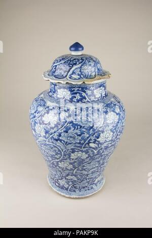 Jarre recouverte. Culture : la Chine. Dimensions : H. 15 3/4 in. (40 cm). Musée : Metropolitan Museum of Art, New York, USA. Banque D'Images