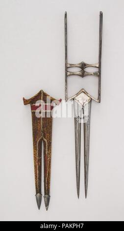 Dague (Katar) avec gaine. Culture : L'Indien. Dimensions : L. avec fourreau 17 3/4 in. (45,1 cm) ; L. sans manteau 16 11/16 in. (42,4 cm) ; W. 3 5/16 in. (8,4 cm) ; WT. 1 lb. 1.4 oz. (493,3 g) ; Wt. de la gaine 1.6 oz. (45,4 g). Date : le 18e siècle. Musée : Metropolitan Museum of Art, New York, USA. Banque D'Images