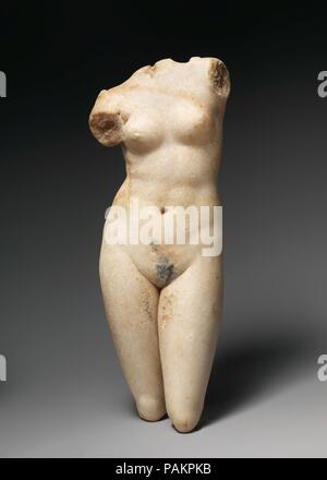 Statuette en marbre d'Aphrodite Anadyomene (en hausse). Culture : Roman. Dimensions : H. 12 3/16 po. (31 cm). Date : 1er siècle de notre ère. Dans cette pose, Aphrodite était représenté avec les deux bras levés, l'essorage de l'eau de ses cheveux, comme si elle était juste émergeant de la mer, où elle est née. Parfois pensé à dériver d'une célèbre peinture, statues avec ce motif gracieux ont été extrêmement populaires. Ici, une bande étroite est sculpté en relief sur l'autre épaule, peut-être pour indiquer un filet avec lequel la déesse panse ses verrous. Musée : Metropolitan Museum of Art, New York, USA. Banque D'Images