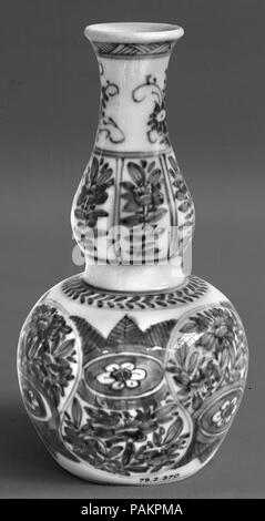 Vase. Culture : la Chine. Dimensions : H. 5 5/8 in. (14,3 cm). Date : le 18e siècle. Musée : Metropolitan Museum of Art, New York, USA. Banque D'Images