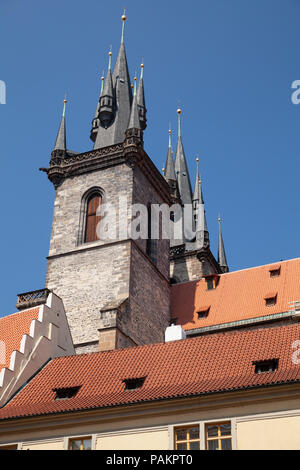 Des tours de l'Église Mère de Dieu avant, Tyn Vieille Ville de Prague, République Tchèque Banque D'Images