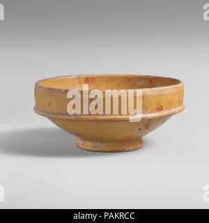 Bol en terre cuite. Culture : Roman. Dimensions : H. 1 15/16 in. (4,9 cm) ; diamètre 4 7/16 in. (11,2 cm). Date : Mi-1er siècle de notre ère. Bol jaune veiné de rouge ; avec motif côtelé autour du cou ; cachet illisible. Musée : Metropolitan Museum of Art, New York, USA. Banque D'Images