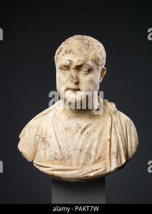 Portrait en buste d'homme. Culture : Roman. Dimensions : H. 10 1/4 in. (26 cm). Date : milieu, 3e siècle de notre ère. L'alerte, le regard profondément asymétrique, les yeux percés, et plein de cheveux cette imposante figure suggèrent que le buste remonte au règne de l'empereur Gallien (A.D. 253-268). Musée : Metropolitan Museum of Art, New York, USA. Banque D'Images