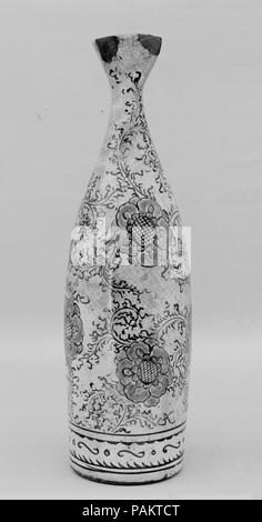 Bouteille de vin. Artiste : M. et Mme Samuel Colman. Culture : le Japon. Dimensions : H. 10 in. (25,4 cm). Date : du 19e siècle. Musée : Metropolitan Museum of Art, New York, USA. Banque D'Images