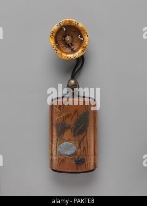 Cas (INRO) avec Lotus et le crabe (avers), le lotus et le têtard (marche arrière). Culture : le Japon. Dimensions : H. 3 1/16 in. (7,7 cm) ; W. 1 15/16 in. (5 cm) ; D. 11/16 in. (1,8 cm). Date : fin du xixe siècle. Musée : Metropolitan Museum of Art, New York, USA. Banque D'Images
