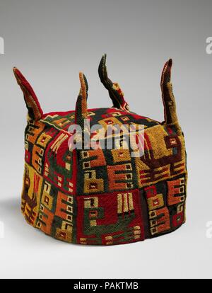 Four-Cornered Hat. Culture : Tiahuanaco ou Wari. Dimensions : H. 7. × Diam. 7 1/4 in. Circum ×. 22 3/4 in. (17,8 × 18,4 × 57,8 cm). Date : A.D. 500-900. Dans l'ancien Andes, couronnes royales pourraient être faits de tissu. Cet exemple est à motifs d'images d'oiseaux en alternance disposés en deux registres. Il a été nouée sans pile de haut en bas, y compris les quatre sommets, comme un seul tour de force de la construction. Bien que la technique suit la tradition artisanale de Tiwanaku, le damier et motif d'oiseaux Wari, laissant suggérer l'influence de l'origine de ce chapeau en suspens. En los Andes antiguo Banque D'Images