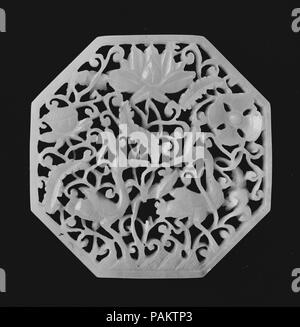 Plaque de ceinture. Culture : la Chine. Dimensions : H. 2 1/16 in. (5,3 cm) ; W. 2 1/16 in. (5,3 cm) ; D. 5/16 in. (0,8 cm). Date : le 16ème siècle. Musée : Metropolitan Museum of Art, New York, USA. Banque D'Images