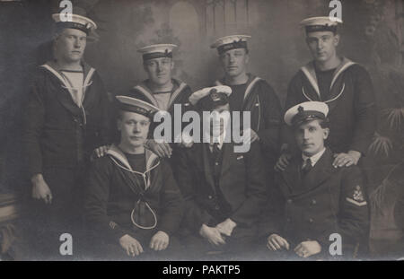 Vintage 1919 Photographie montrant les marins de la Marine royale britannique HMS Gunner Banque D'Images