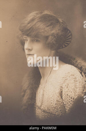 Vintage Photo d'une dame portant un manteau de fourrure ou Col de Fourrure Banque D'Images