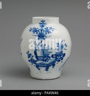 Vase. Culture : l'anglais, probablement Saint-Cloud. Décorateur : Décoration après un dessin par Jacques Androuet du Cerceau (français, Paris 1510/12-1585 Annecy). Dimensions : hors tout (confirmé) : 1/16 8 × 6 × 7/8 6 7/8 in. (20,5 × 17,5 × 17,5 cm). Manufacture : probablement Saint-Cloud factory (Français, 1698-1766) avant. Date : ca. 1695-1710. Ce vase a été une fois la pensée d'avoir été faite à Rouen à la première usine de porcelaine créé en France (voir le pot pourri pot exposées ailleurs dans ce cas). Cependant, des études récentes suggèrent qu'il a été fait à Saint Cloud, la première entreprise en France à pro Banque D'Images