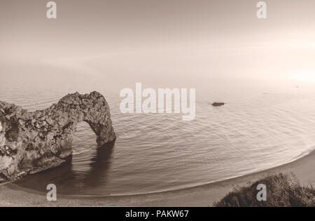 Le célèbre arch rock formation à Durdle Door le long de la Côte Jurassique au coucher du soleil, lumière panier Site du patrimoine naturel mondial de l'UNESCO, Dorset, England, UK Banque D'Images