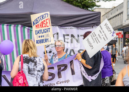 Les femmes appartenant à un groupe de campagne WASPI la tenue d'une manifestation dans le centre-ville de Southampton au cours de l'été 2018, England, UK Banque D'Images