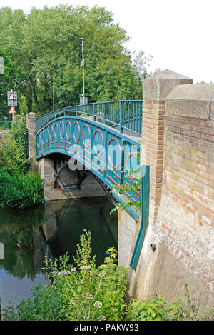 Le début du 19ème siècle, pont du chemin de fer de fonte de traverser la rivière à Hellesdon Wensum, Norfolk, Angleterre, Royaume-Uni, Europe. Banque D'Images