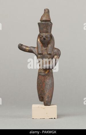 Horus tuant une antilope, spear et antilopes ( ?). Dimensions : H. 12,6 cm (4 15/16 po) ; W. 5.2 cm (2 1/16 in.) ; D. 2,6 cm (1 in.). Date : 945-332 BC. Posés minutieusement, cette statue représentait à l'origine Horus et avançant à harponner un animal, qu'un bouquetin en bronze sur 45,2.11, un crocodile, ou d'un hippopotame. C'est une belle statue, largement et de porter en marqueterie - car toutes les statues de dieu - un dieu n'est kilt avec un bord avant inférieur. Musée : Metropolitan Museum of Art, New York, USA. Banque D'Images