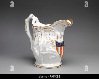 Pitcher. Culture : L'Américain. Dimensions : 10 3/4 po. (27,3 cm). Fabricant : Charles Cartlidge and Company (1848-1856). Date : 1853-1856. Le milieu du xixe siècle, manufacture de porcelaine de Charles Cartlidge and Company à Greenpoint, Brooklyn, produit une variété de produits en fonte pour le marché de la classe moyenne. L'entreprise offre un large éventail de formes qui inclus la vaisselle, pichets, ainsi que des objets de tous les jours, banals (inkstands, grammages, crachoirs, etc.) à des articles très spécialisés. Parmi ses personnages préférés sont le soulagement-moulés les pichets de maïs et les tiges ou l'o Banque D'Images