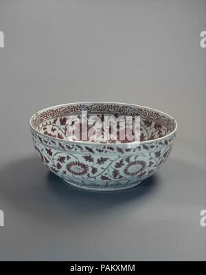 Bol avec chrysanthèmes. Culture : la Chine. Dimensions : diam. 15 3/4 in. (40 cm). Date : fin du xive siècle. Musée : Metropolitan Museum of Art, New York, USA. Banque D'Images