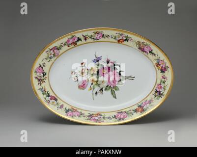 Plateau ovale. Culture : L'Américain. Dimensions : 2 1/8 x 12 3/16 x 18 5/16 in. (5,4 x 31 x 46,5 cm). Bouilloire : attribué à Marc Schoelcher (1798-1834) établie. Date : ca. 1820-25. Ce plateau a été à l'origine partie d'un grand service de repas commandés par George Hyde Clark en novembre 1833 de New York détaillant Baldwin Gardiner, décrites dans le projet de loi initial comme 'l'un manger porcelaine [sic] et dessr [sic], riche bouquet et bordure jaune.'. Musée : Metropolitan Museum of Art, New York, USA. Banque D'Images