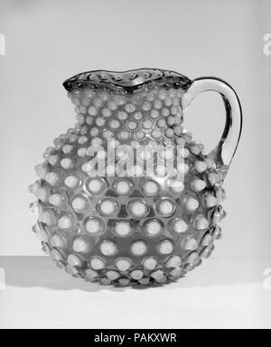 Hobnail Pitcher. Culture : L'Américain. Dimensions : H. 5 1/2 in. (14 cm). Bouilloire : Probablement Hobbs, Brockunier and Company (1863-1891). Date : après 1886. Musée : Metropolitan Museum of Art, New York, USA. Banque D'Images