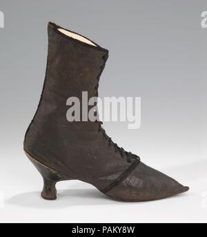 Des bottes. Culture : l'européen. Date : 1780-95. Boots a commencé à devenir à la mode pour femmes dans le dernier quart du xviiie siècle, mais leur utilisation est limitée principalement à l'équitation et la conduite. Cet amorçage unique affiche la dentelle, fermeture avant prédominant haut diagonale coupe en dessous de la génisse, et à la mode la pointe et au talon des formes. Que leur utilisation n'était pas particulièrement répandue et utilitaires, relativement peu d'exemples de bottes pour dames survivre à partir de la période. Musée : Metropolitan Museum of Art, New York, USA. Banque D'Images