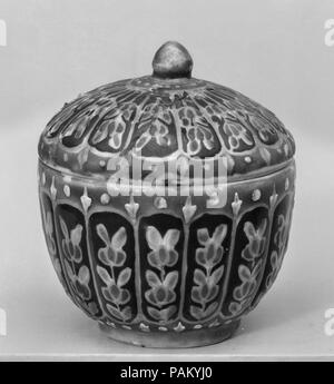 Bol à couvercle. Culture : la Chine. Dimensions : H. 2 5/8 in. (6,7 cm) ; Diam. 2 1/8 in. (5,4 cm). Date : fin 18e-19e siècle. Musée : Metropolitan Museum of Art, New York, USA. Banque D'Images