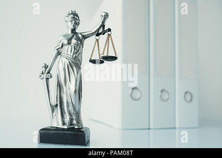 Dame justice statue avec les reliures de document dans law office Banque D'Images