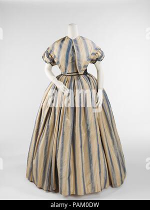 Robe de soirée. Culture : L'Américain. Date : ca. 1848. La silhouette féminine du milieu du 19e siècle était composée d'un corsage et corsetées large jupes complet. Les jupes conique développées entre les années 1830, lorsque la haute taille de l'Empire d'ossature a été abaissée et les jupes en forme de cloche est devenue plus, à la fin des années 1860, lorsque la plénitude de l'jupes ont été tirés à l'arrière et l'agitation d'élaboration. Les jupes évasées de la période a augmenté progressivement dans l'ensemble de la taille et de l'appui d'un certain nombre de méthodes. Soutien à l'origine venaient de plusieurs couches de jupons qui, en raison Banque D'Images