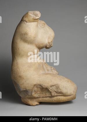 Statue en marbre d'Aphrodite accroupie et organiser ses cheveux. Culture : Roman. Dimensions : H. 52,71 cm.. Date : 1er ou 2e siècle de notre ère. Copie d'une statue grecque de la fin du iie siècle avant J.-C. Dans cette petite statue, un complexe pose accroupie a été compressée en une composition à deux dimensions. C'est un travail décoratif sur la base d'une célèbre grande, entièrement trois dimensions statue d'Aphrodite accroupie illustré à la baignoire qui a été créé dans le troisième siècle avant J.-C. À la fin de l'époque hellénistique, les figures de ce genre ont été conçues à partir de seulement un ou deux points de vue. Ils s'intègrent parfaitement entre Banque D'Images