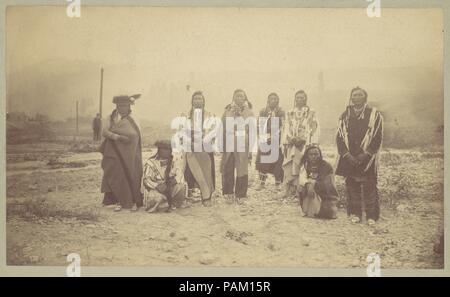 [Groupe d'hommes, des poteaux télégraphiques en arrière-plan]. Artiste : Inconnu (américain). Date : 1880s-90s. Musée : Metropolitan Museum of Art, New York, USA. Banque D'Images