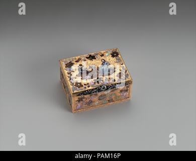 Tabatière. Culture : l'allemand, Berlin. Dimensions : hors tout : 1 5/8 x 3 1/4 x 2 5/8 in. (4,1 × 8,3 × 6,7 cm). Bouilloire : attribué à Daniel Baudesson (1716-1785, 1730-80) de travail. Date : ca. 1755. Orné d'un groupe de musiciens ambulants et de l'ornement floral de nacre et d'ivoire en faible relief, cette boîte en or a une pièce de pouce sertis de diamants, qui a fortement contribué à sa valeur. Né à Metz, Daniel Baudesson est connu pour avoir travaillé à Berlin, où il a fait pour les tabatières de grande qualité Frédéric le Grand de Prusse (1712-1786). Musée : Metropolitan Museum of Art, New York, USA. Banque D'Images