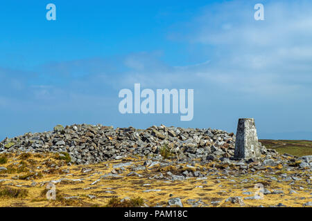 Le Trig Point et cairn sur le sommet de l'Ardanaiseig Banque D'Images